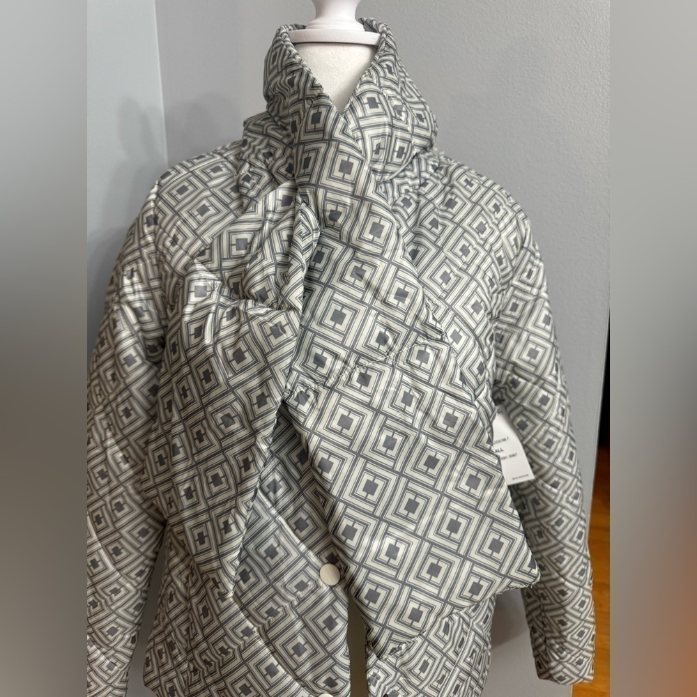 Liz Claiborne, Women’s Gray Logo Quilted Puffer Jacket with Scarf, size S.